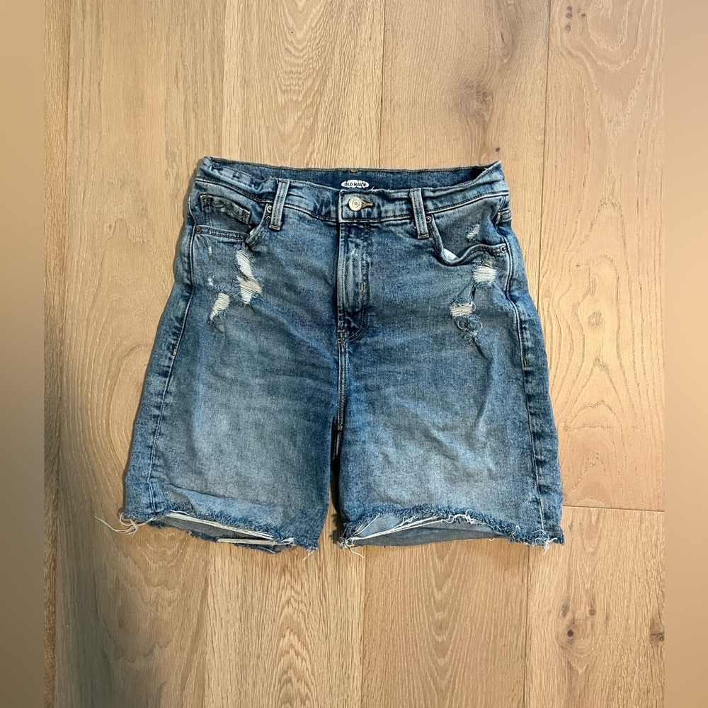 Women’s old navy ripped relaxed short shorts with 99% cotton 1% Elasthanne